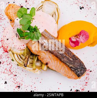 Piatto gourmet di salmone con contorno colorato Foto Stock