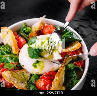 Insalata di burrata fresca con pomodori e spinaci Foto Stock