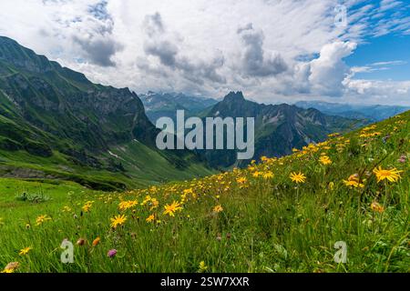 Meravigliosa escursione in alta quota dal Nebelhorn Edmund-Probst-Haus attraverso il Laufbacher Eck fino all'Oytal nelle Alpi Allgau vicino a Oberstorf Foto Stock