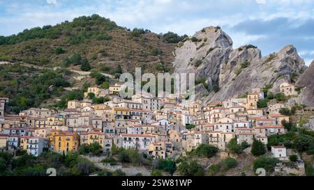 Scopri l'incantevole bellezza del villaggio di Castelmezzano annidato tra le aspre montagne d'Italia Foto Stock