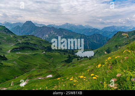 Meravigliosa escursione in alta quota dal Nebelhorn Edmund-Probst-Haus attraverso il Laufbacher Eck fino all'Oytal nelle Alpi Allgau vicino a Oberstorf Foto Stock