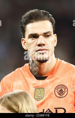Madrid, Spagna. 19 febbraio 2025. Ederson (ManC) calcio: Fase di eliminazione dei play-off di 2a tappa del Real Madrid CF 3-1 Manchester City FC all'Estadio Santiago Bernabeu di Madrid, Spagna. Crediti: Mutsu Kawamori/AFLO/Alamy Live News Foto Stock
