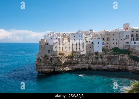 Esplora il fascino costiero di Polignano a Mare in Puglia, Italia in una giornata di sole Foto Stock