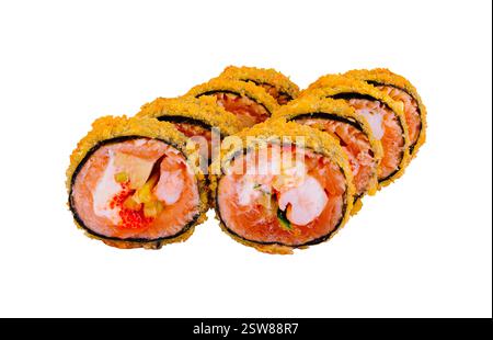 Involtini di sushi tempura maki ricoperti di semi di sesamo adagiati su sfondo bianco Foto Stock