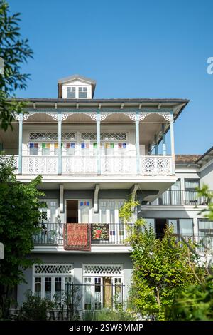Facciata della casa in Georgia, esterno, architettura di un edificio residenziale bianco e blu Foto Stock