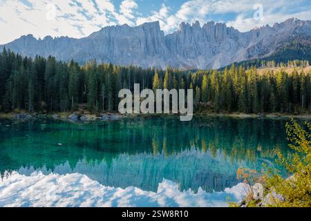 Riflessi mozzafiato delle Dolomiti in un tranquillo lago alpino in autunno Foto Stock