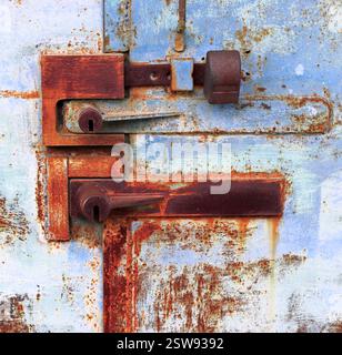 Punto di iniezione in metallo arrugginito con un set di serrature. Foto Stock