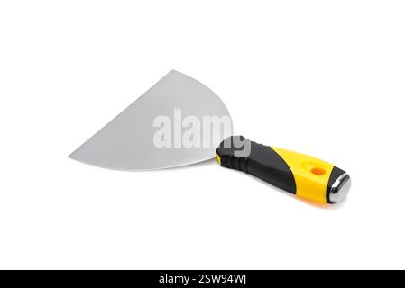 Raschietto per cazzuola o spatola in acciaio con manico in gomma nero-giallo isolato su sfondo bianco. Foto Stock