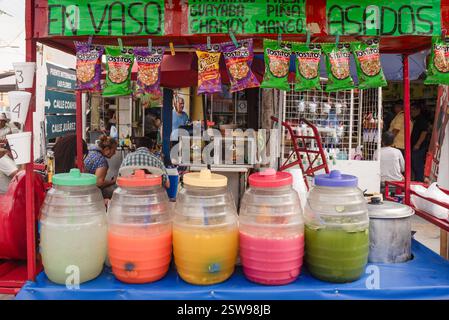 Stand gastronomico con colorate frescas aguas, Nuevo Progreso, Messico. Foto Stock