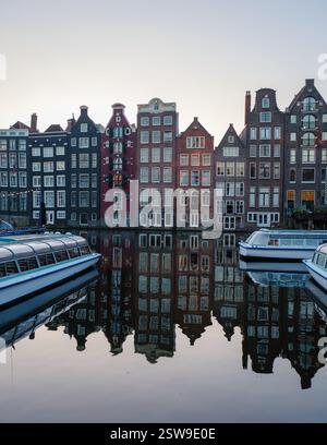 Serate autunnali lungo i canali di Amsterdam, con colorati edifici storici Foto Stock
