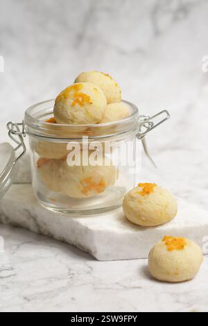 Biscotti unici, deliziosi, leggeri e morbidi con un tocco di scorza d'arancia. Un'aggiunta perfetta per il vassoio delle delizie natalizie! Foto Stock