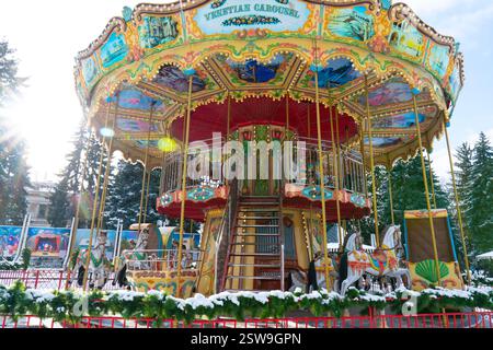 Vecchia giostra veneziana retrò nel parco divertimenti. Luogo di riposo e di svago Foto Stock