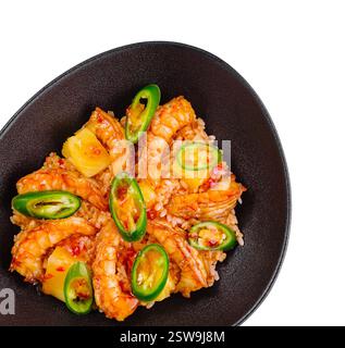 Gamberi piccanti e ananas con riso bianco e fette di peperoncino in un recipiente nero Foto Stock