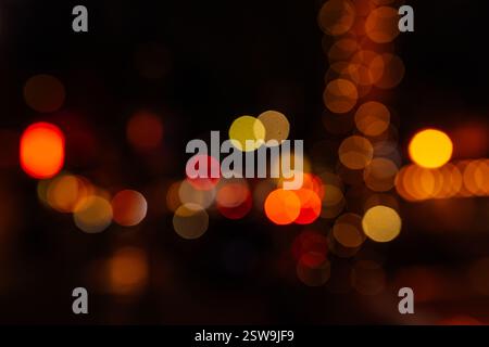 luci rosse e gialle bokeh notturne Foto Stock