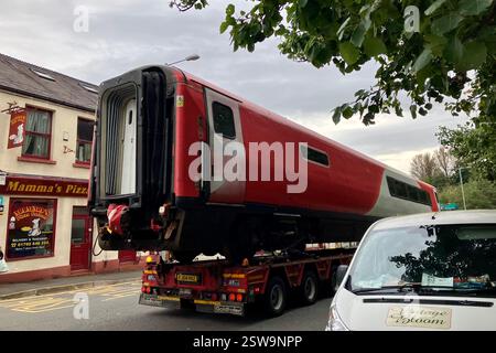 Un pullman passeggeri BR Mark 4 su un caricatore basso che attraversa l'Hafod a Swansea dopo aver lasciato il Landore Depot. 16 ottobre 2023. Foto Stock