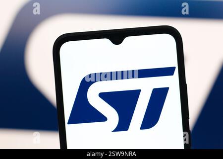 Canada. 20 febbraio 2025. In questa immagine, il logo STMicroelectronics (ST) viene visualizzato sullo schermo di uno smartphone. (Credit Image: © Thomas Fuller/SOPA Images via ZUMA Press Wire) SOLO PER USO EDITORIALE! Non per USO commerciale! Foto Stock