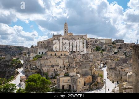 Scopri l'antico fascino di Matera, in Puglia, annidato sotto un cielo pittoresco Foto Stock