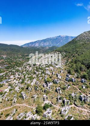Kayakoy, un villaggio greco abbandonato, vicino a Fethiye, in Turchia. Vista aerea dello storico villaggio greco abbandonato a causa dello scambio di popolazione Foto Stock