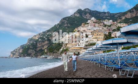 Passeggiando lungo la tranquilla Costiera Amalfitana a Positano sotto un cielo mozzafiato Foto Stock