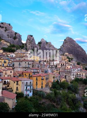 Scopri l'incantevole bellezza di Castelmezzano, una gemma nascosta annidata tra le splendide scogliere in Italia Foto Stock