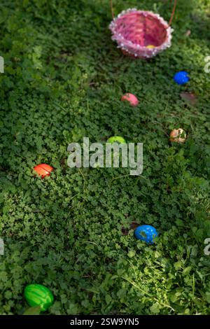 Le uova di Pasqua dai colori vivaci riposano in un giardino lussureggiante, mostrando la gioia di una caccia all'uovo di Pasqua. La scena cattura l'essenza di sp Foto Stock