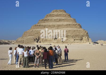 Turisti che visitano la Piramide di Djoser. Necropoli di Saqqara. Memphis, Egitto. Foto Stock