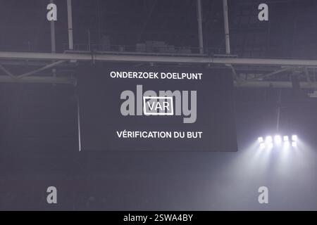 Amsterdam, Paesi Bassi. 20 febbraio 2025. AMSTERDAM, PAESI BASSI - 20 FEBBRAIO: Check-in VAR durante la partita di secondo livello di UEFA Europa League 2024/25 League Knockout tra AFC Ajax e R. Union Saint-Gilloise alla Johan Cruijff Arena il 20 febbraio 2025 ad Amsterdam, Paesi Bassi. (Foto di Ben Gal/Orange Pictures) credito: Orange Pics BV/Alamy Live News Foto Stock