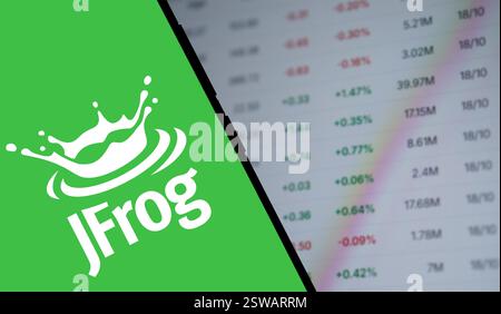 Dacca, Bangladesh- 14 novembre 2024: Il logo JFrog viene visualizzato sullo smartphone. Foto Stock