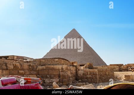La maestosa piramide si innalza contro il cielo limpido nell'antico paesaggio egiziano durante l'esplorazione diurna Foto Stock
