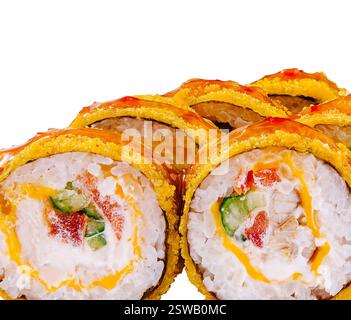 Involtini di sushi tempura maki ricoperti di noci e salsa adagiati su sfondo bianco Foto Stock