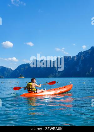Una serena avventura in kayak nelle tranquille acque blu di uno splendido lago di montagna Foto Stock