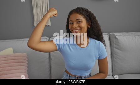 Giovane, bella, ispanica, donna, muscoli sorridenti e flessibili in tutta sicurezza in un accogliente salotto Foto Stock