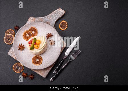 Pezzo di meringa dolce con agrumi, kiwi e semi di melograno Foto Stock