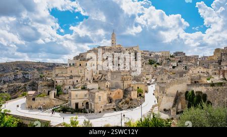 Scopri l'antico fascino di Matera, in Puglia, sullo sfondo di nuvole spettacolari Foto Stock
