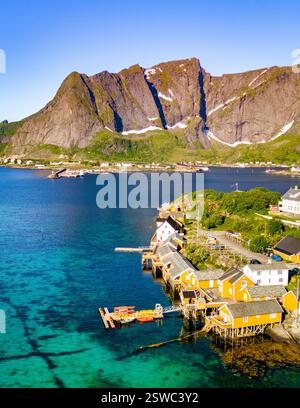 Villaggio costiero norvegese con acque turchesi, Sakrisoy, Lofoten, Norvegia Foto Stock