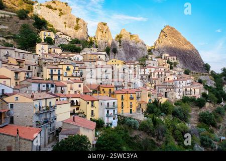 Scopri l'incantevole fascino del villaggio di Castelmezzano incastonato tra splendide formazioni rocciose Foto Stock