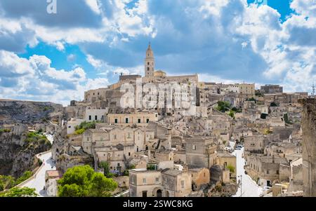 Scopri l'antico fascino di Matera, in Puglia, annidato sotto un cielo pittoresco Foto Stock