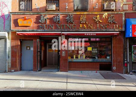 Sun Ming Jan 新明栈, 111 Hester St, New York, New York, NYC foto del negozio di salsicce cinesi e carni conservate a Manhattan Chinatown. 纽约 紐約 Foto Stock
