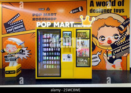 Un distributore di giocattoli Pop Mart Roboshop in un centro commerciale di New York Foto Stock