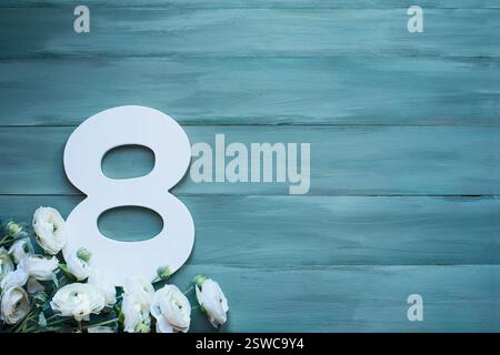 Numero otto di legno con fiori bianchi per l'8 marzo giornata Internazionale della donna. Vista del piano d'esame con spazio di copia. Foto Stock