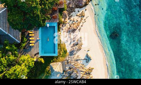 Splendida vista aerea dell'isola di Koh Munnork con le sue acque turchesi e il tranquillo paesaggio marino Foto Stock
