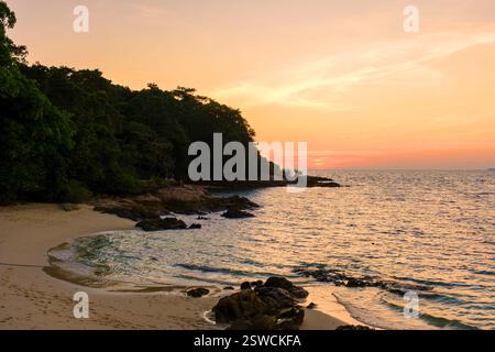 Tranquillità al tramonto sull'isola di Koh Munnork a Rayong, Thailandia Foto Stock