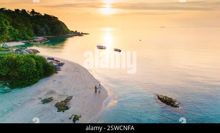 Tranquilla passeggiata al tramonto sull'isola di Koh Munnork a Rayong, Thailandia Foto Stock