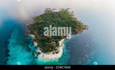 Esperienza paradisiaca sull'isola di Koh Munnork a Rayong, Thailandia, durante il tramonto Foto Stock