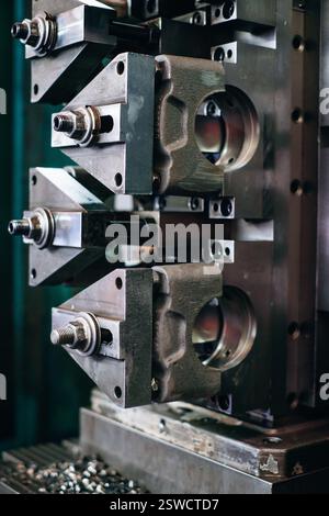 Primo piano di macchinari in metallo per impieghi pesanti con bulloni e parti di precisione che mostrano la precisione industriale Foto Stock