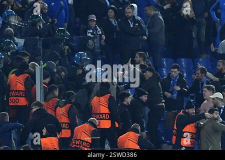 Roma, Lazio. 20 febbraio 2025. Sommossa tra tifosi del Porto e polizia italiana durante la fase di Europa League Knockout play-off 2a tappa tra AS Roma e FC Porto allo stadio Olimpico, credito: massimo insabato/Alamy Live News Foto Stock