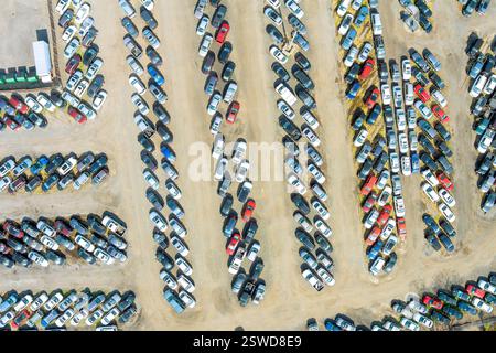 Un vasto numero di vetture abbandonate in diverse condizioni si estende in un sito industriale presso una concessionaria di veicoli usati certificati Foto Stock