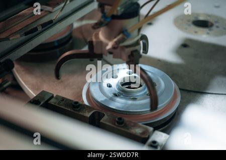 Assemblaggio di precisione automatizzato delle parti dei componenti per garantire uniformità e qualità nel processo di produzione Foto Stock