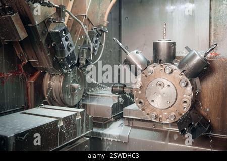 Utensili di precisione: Un primo piano di macchine CNC in azione che mostrano la moderna tecnologia di produzione Foto Stock