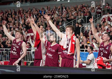 Riga, Lettonia. 20 febbraio 2025. I giocatori lettoni festeggiano durante la partita di qualificazione FIBA EuroBasket 2025 tra Lettonia e Spagna a riga, Lettonia, il 20 febbraio 2025. Crediti: Edijs Palens/Xinhua/Alamy Live News Foto Stock